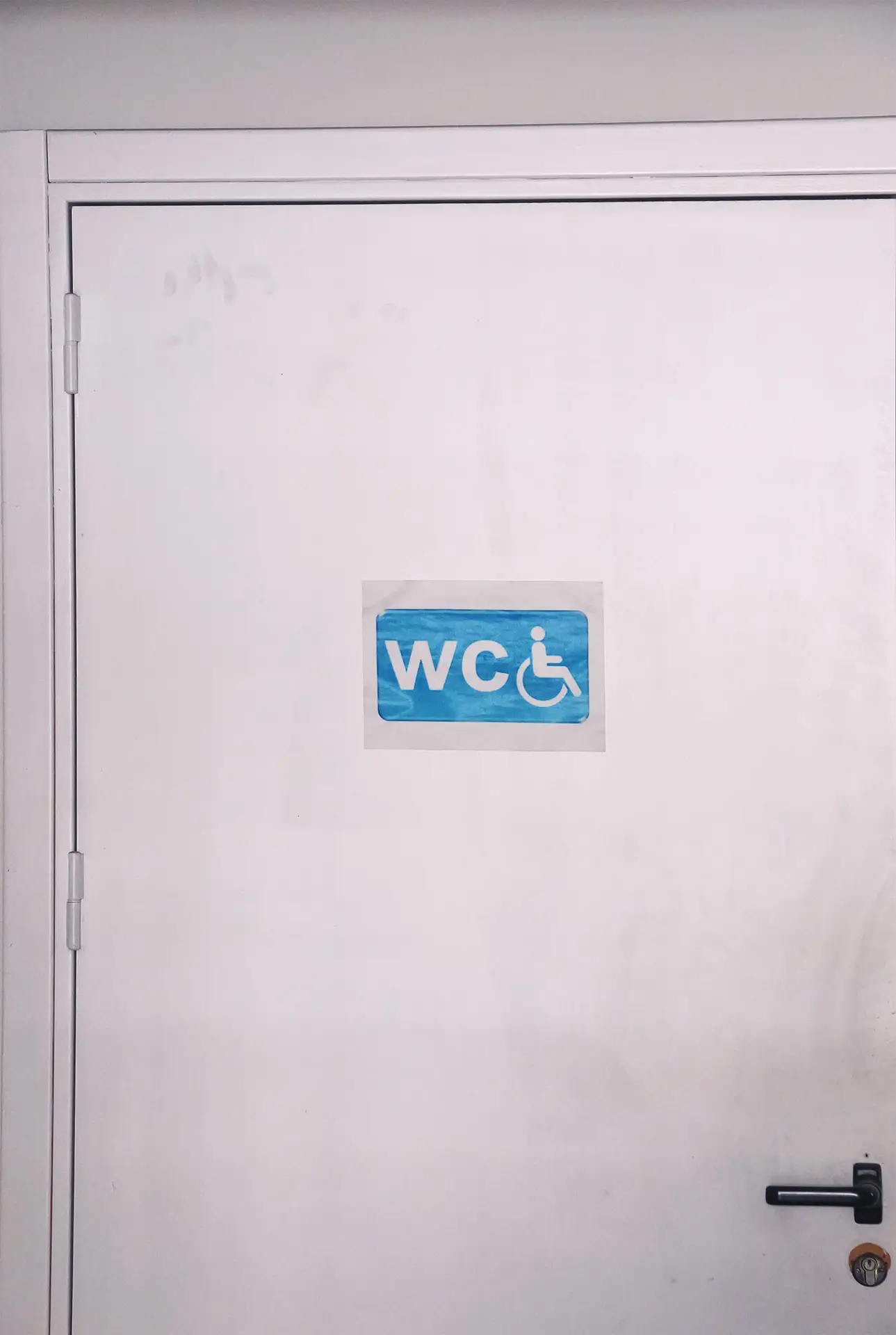 Ειδικά διαμορφωμένο WC για ΑμεΑ στις εγκαταστάσεις των Εκπαιδευτηρίων Τάφα