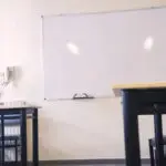 Αίθουσα διδασκαλίας των Εκπαιδευτηρίων Τάφα με πίνακα και θρανία