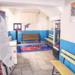 Εσωτερικός χώρος διαλείμματος των μαθητών των Εκπαιδευτηρίων Τάφα με καθιστικά, παιδική μπασκέτα και χώρο δραστηριοτήτων