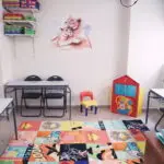 Αίθουσα Pre-Junior των Εκπαιδευτηρίων Τάφα με παιδικό χώρο, εκπαιδευτικό υλικό και θεματική διακόσμηση