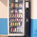Αυτόματος πωλητής με σνακ και ροφήματα στον χώρο διαλείμματος των Εκπαιδευτηρίων Τάφα